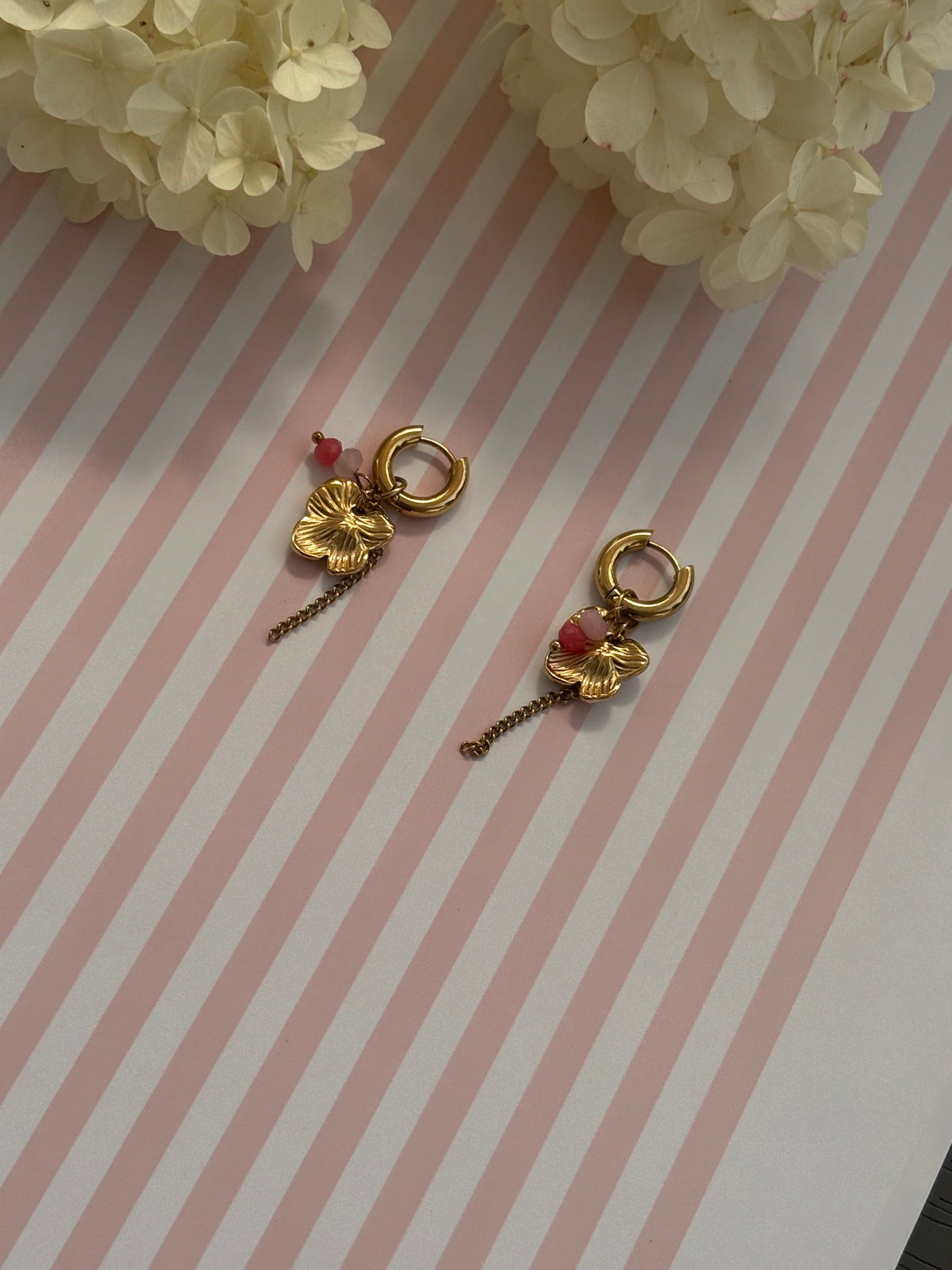 Creolen mit goldenem Blumenanhänger